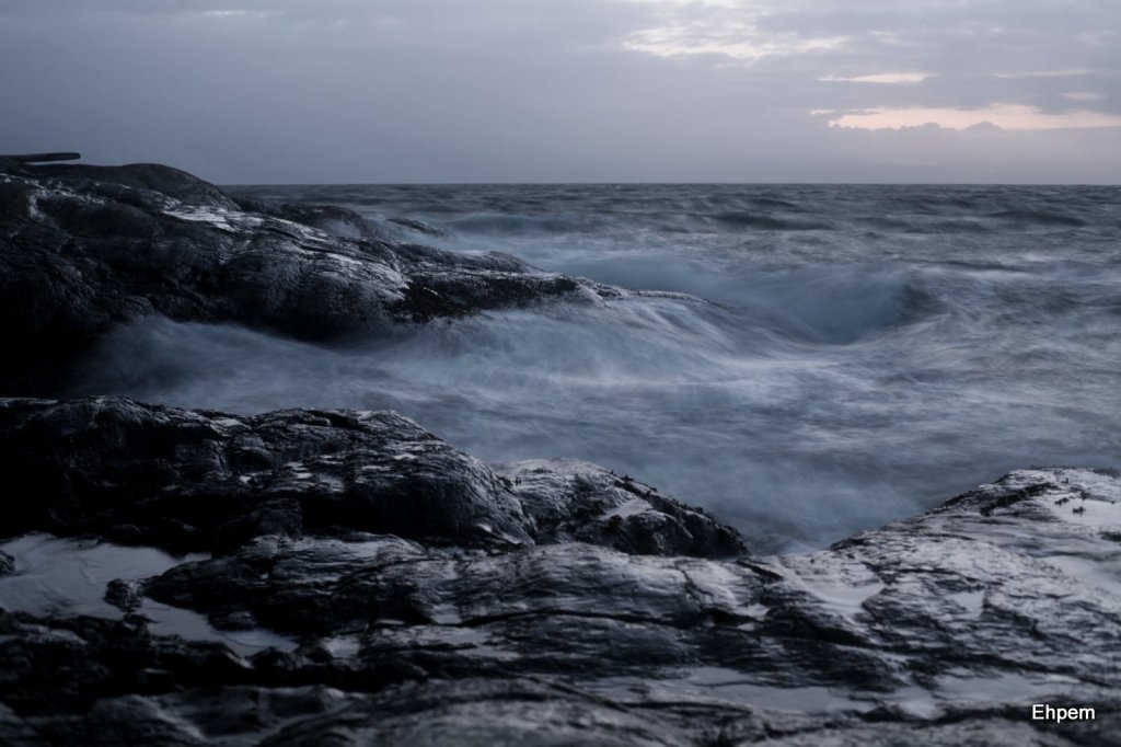 Storm rocks - f4.5 at 0.8 sec